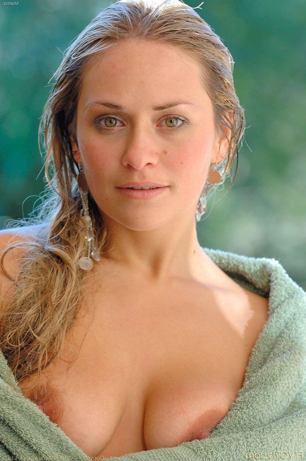 15P Pictures of teen model Marina showing off her sweet body