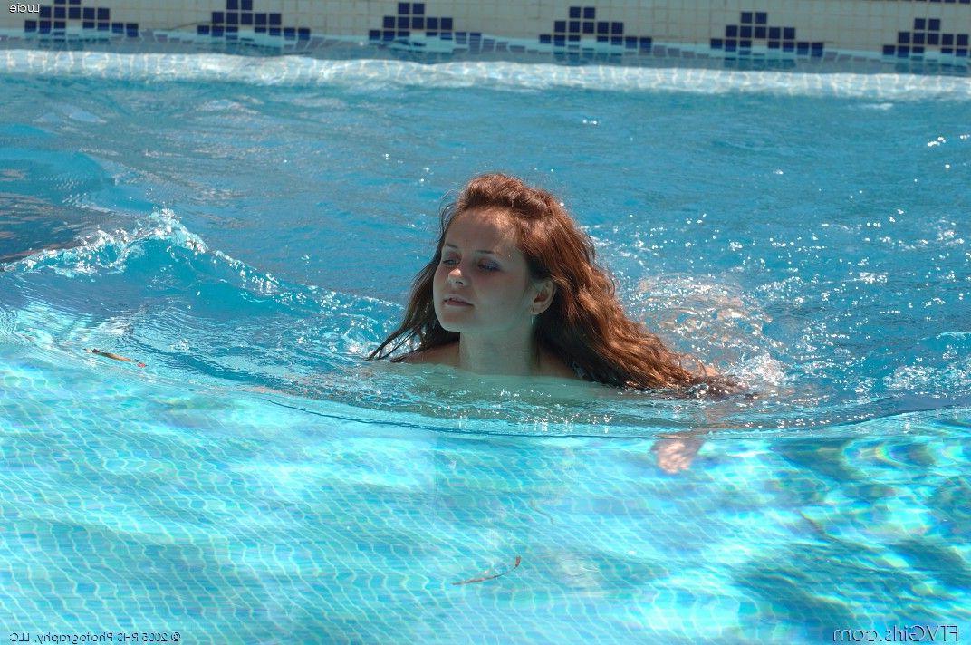 20P Pictures of Lucie going for a sexy naked swim