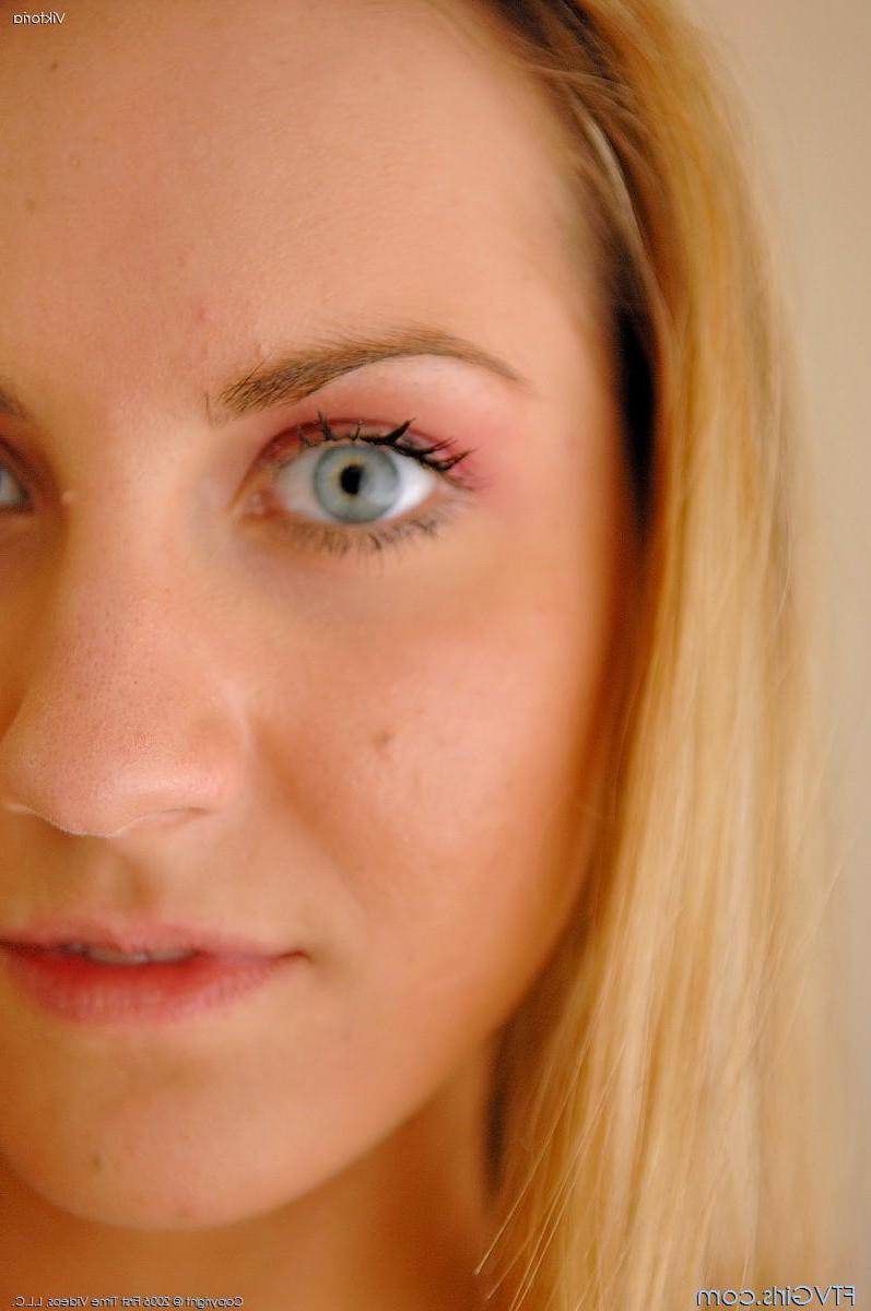 20P Pictures of a blonde teen showing her hot body