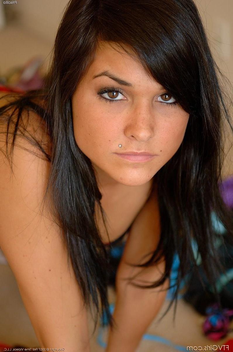 20P Pictures of a teen hottie showing her naked body