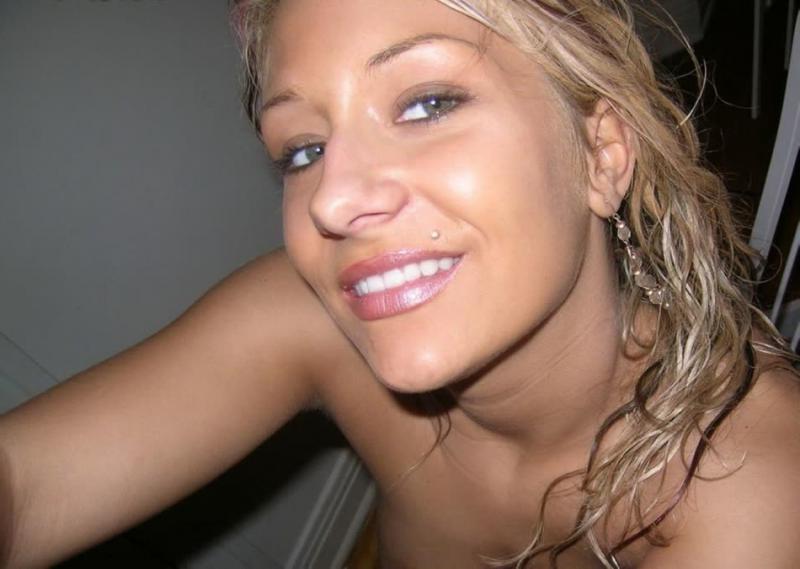 10P Naughty busty chick flaunting her meaty breasts