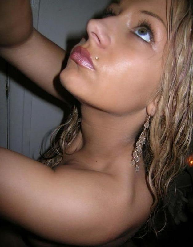 10P Naughty busty chick flaunting her meaty breasts