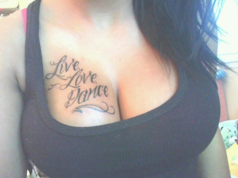 14P Busty college coed shows off her sexy body in selfies