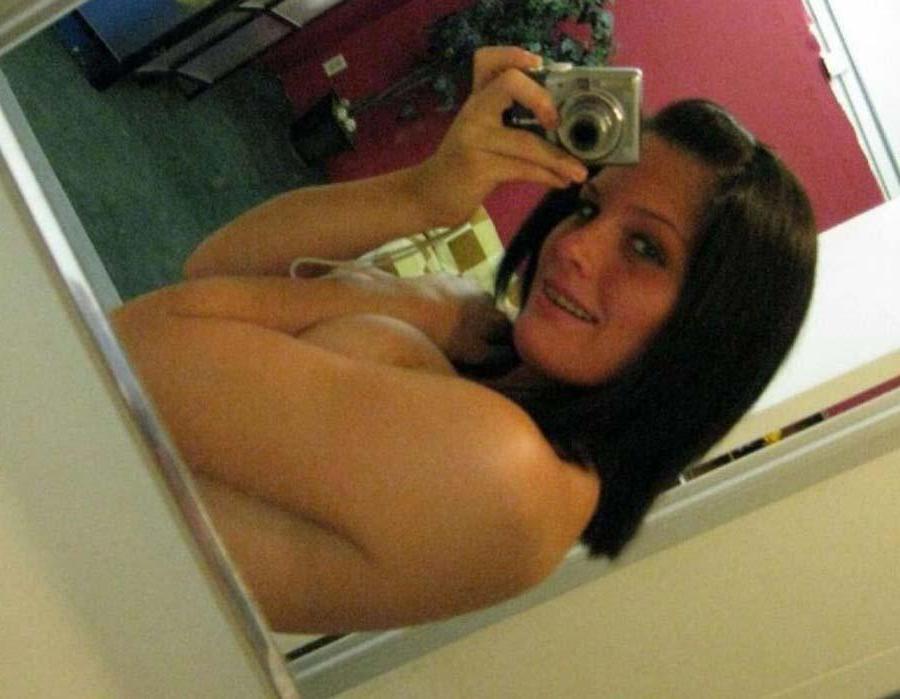 16P Picture gallery of an amateur sexy heavy-chested GF camwhoring