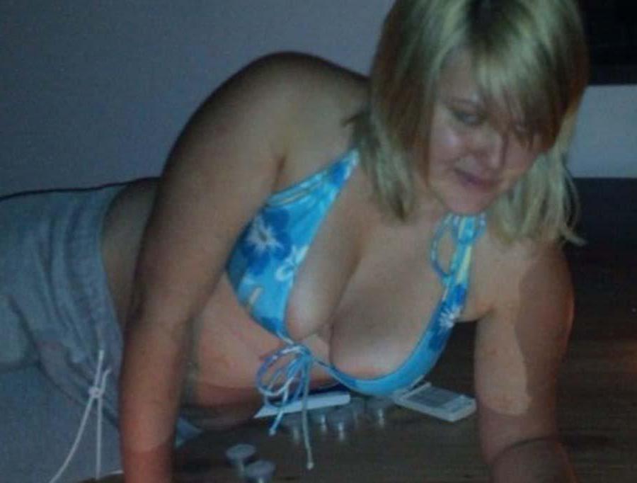 15P Pictures of a blonde amateur gf showing her big boobs