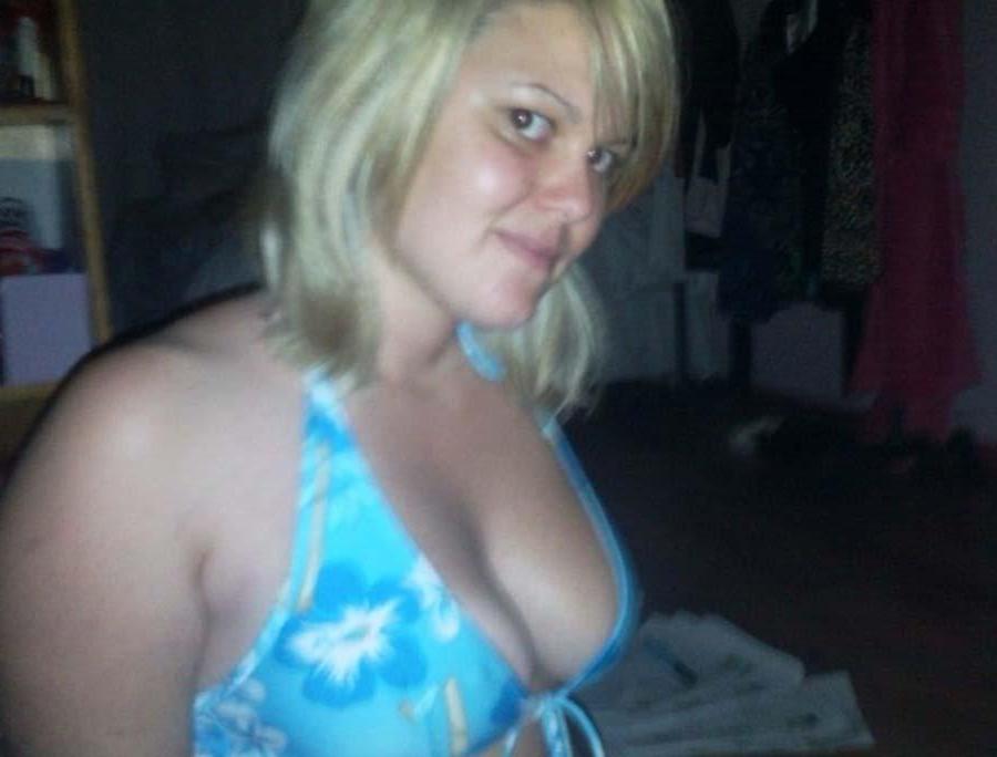 15P Pictures of a blonde amateur gf showing her big boobs
