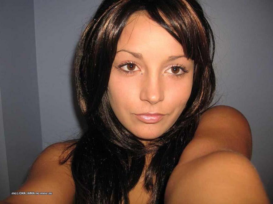 16P Pictures of a busty cutie camwhoring in the nude