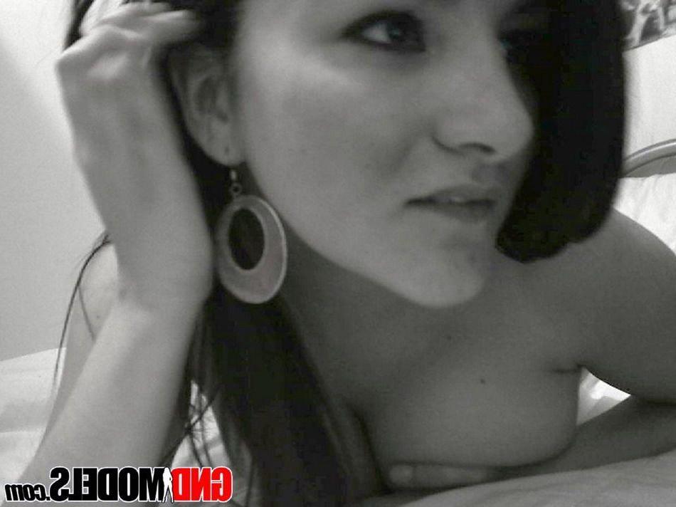 12P Pictures of an amateur brunette babe showing her sexy ass