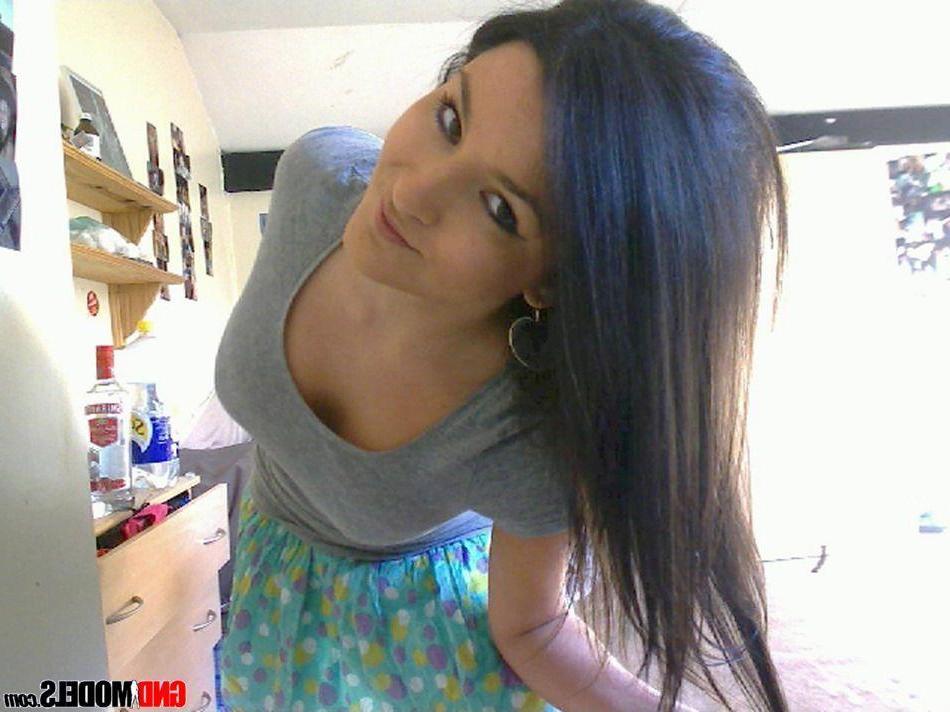 12P Pictures of a stunning brunette girl showing her hot body
