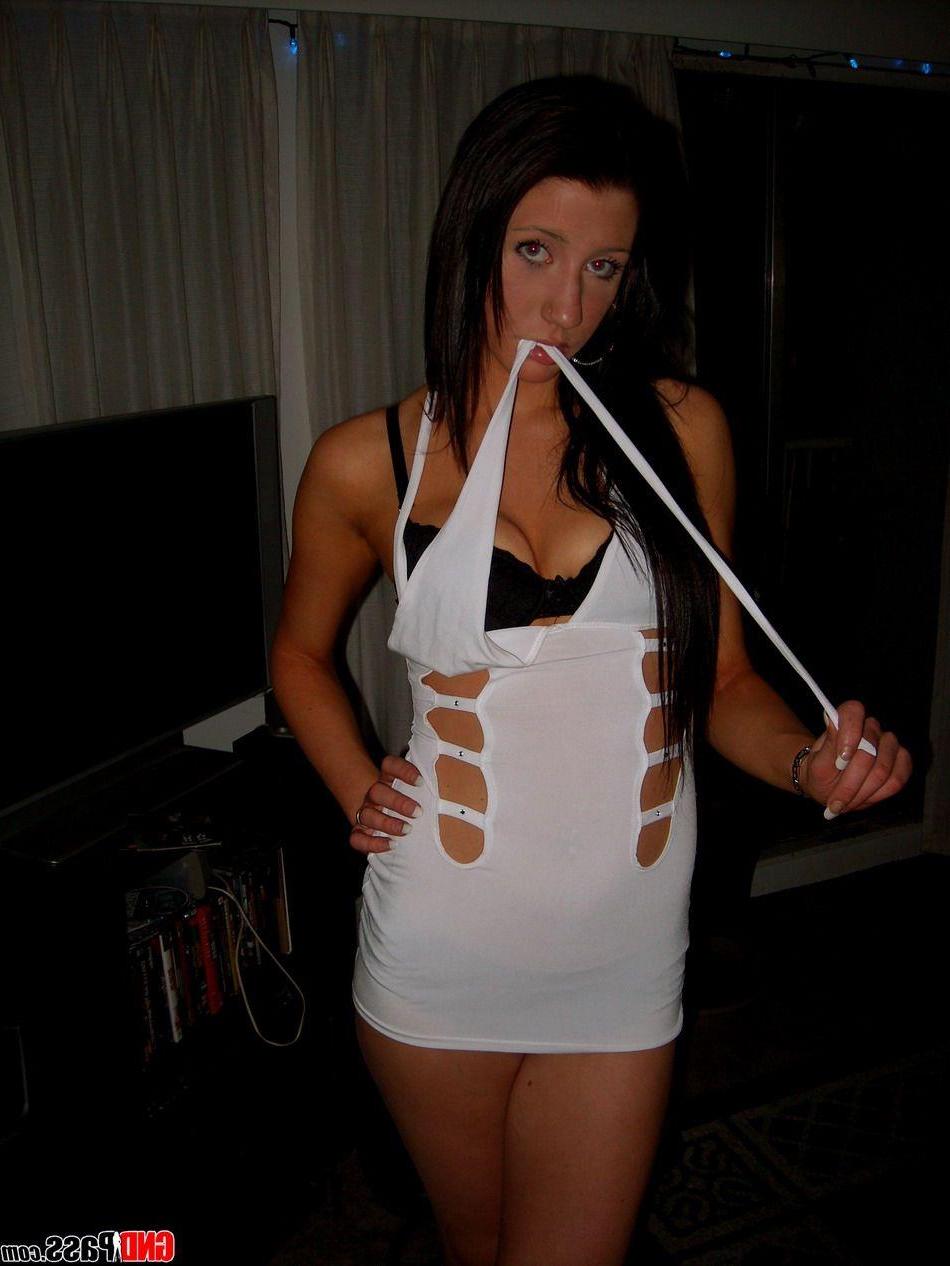 12P Pictures of a hot brunette girlfriend showing her body