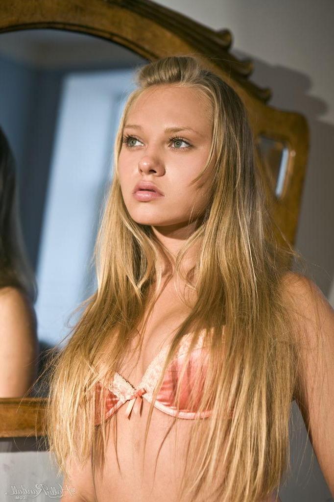 16P Blonde beauty Willa shows off her gorgeous nude body just for you