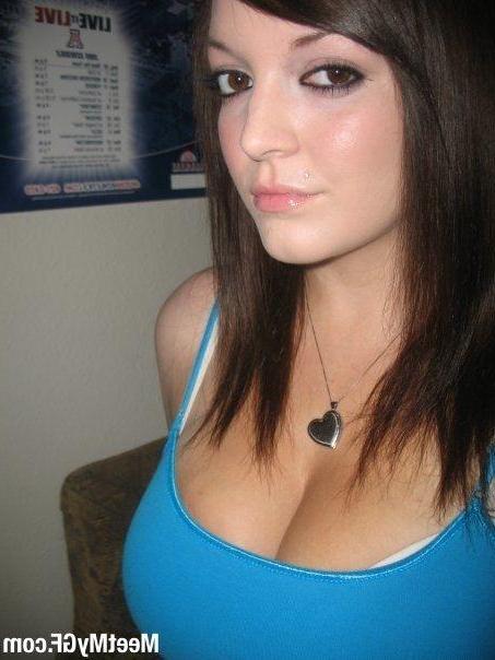 13P Pictures of a hot girlfriend exposing her body