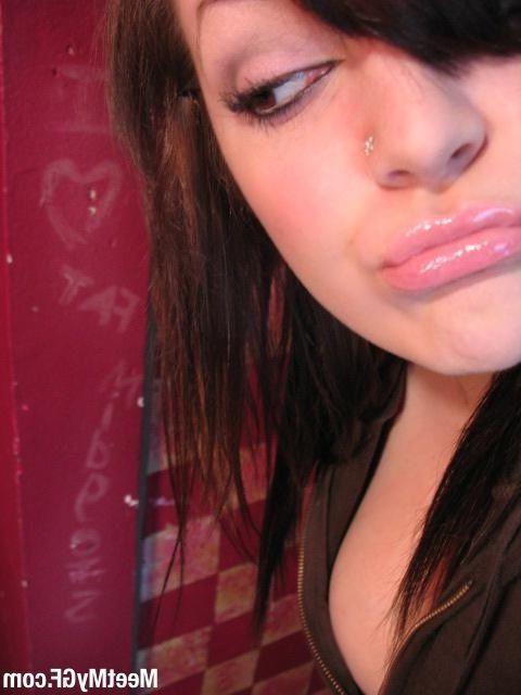 13P Pictures of a hot girlfriend exposing her body