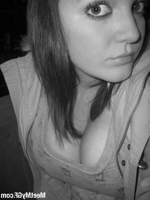 13P Pictures of a hot girlfriend exposing her body