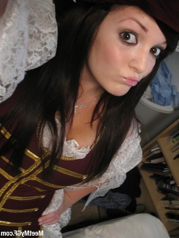 13P Pictures of a hot girlfriend exposing her body