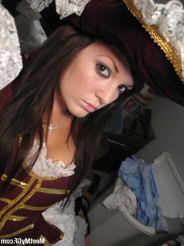 13P Pictures of a hot girlfriend exposing her body