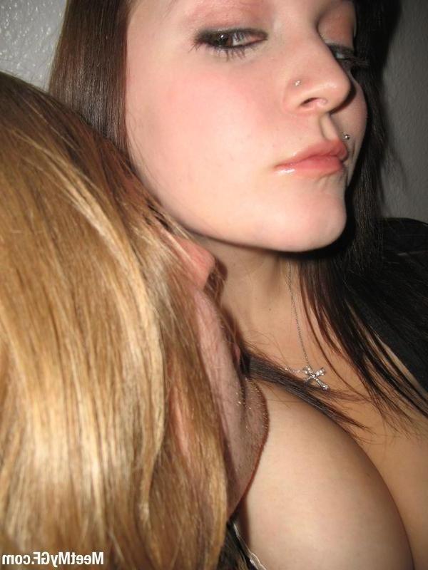 13P Pictures of a hot girlfriend exposing her body