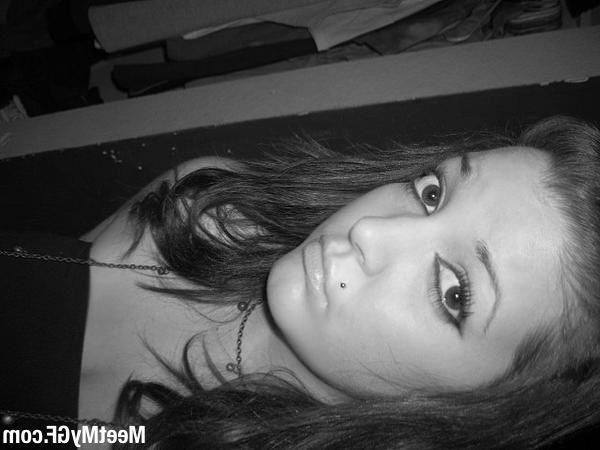 13P Pictures of a hot girlfriend exposing her body
