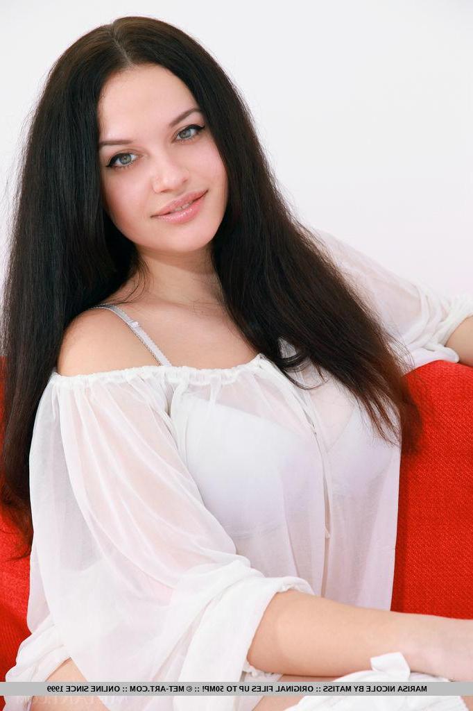 18P Marisa Nicole shows off her round breasts and bares her gorgeous body for you