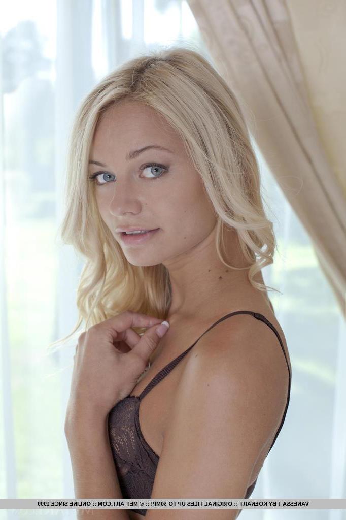 18P Angelic Vanessa J shows off her heavenly body