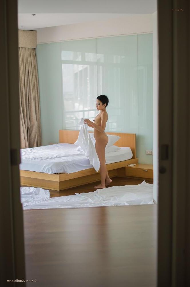 10P Short-haired model Bee shows off her naked body in bed
