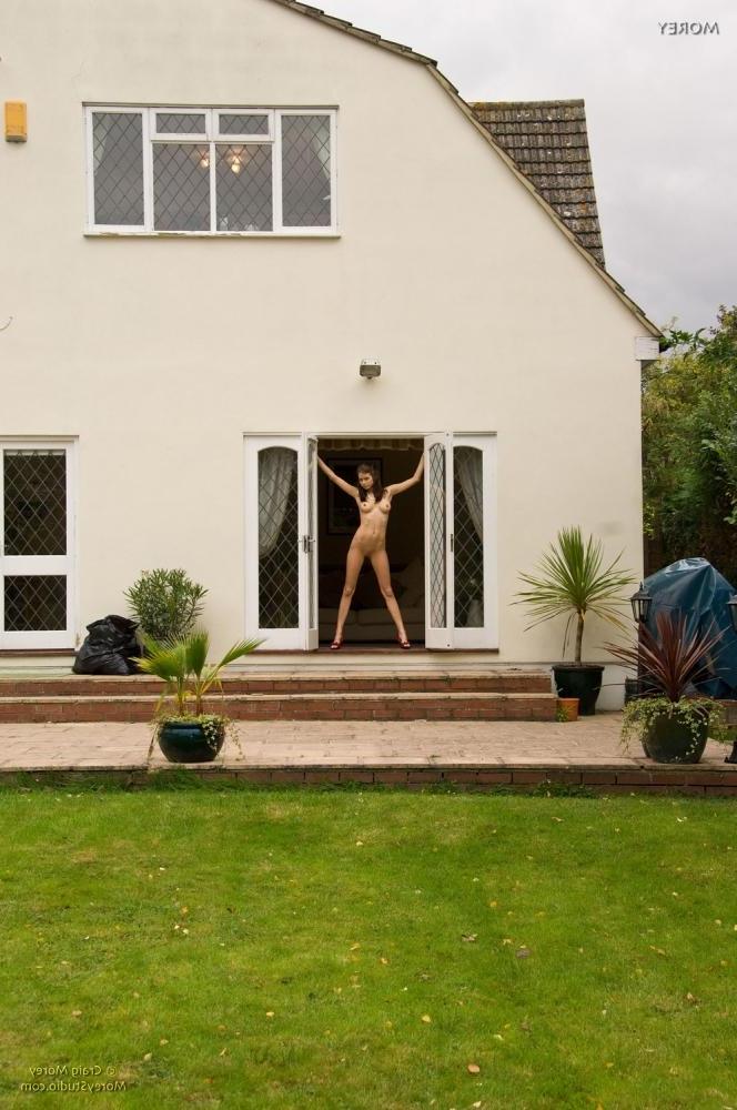 11P Brunette model Maria poses nude in her high-heels