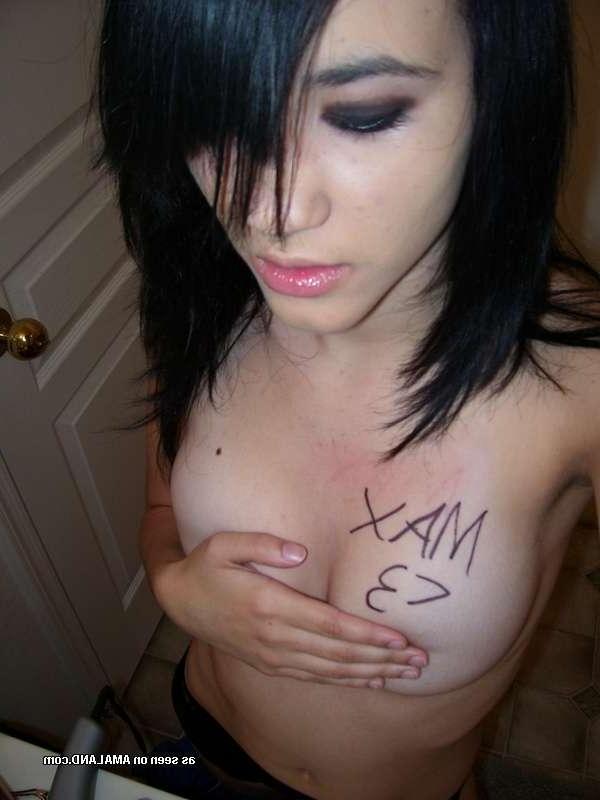 14P Hot emo girlfriend shows off her tight body while camwhoring