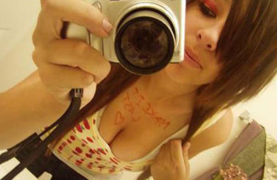 16P Pictures of a camwhoring busty sexy scene GF