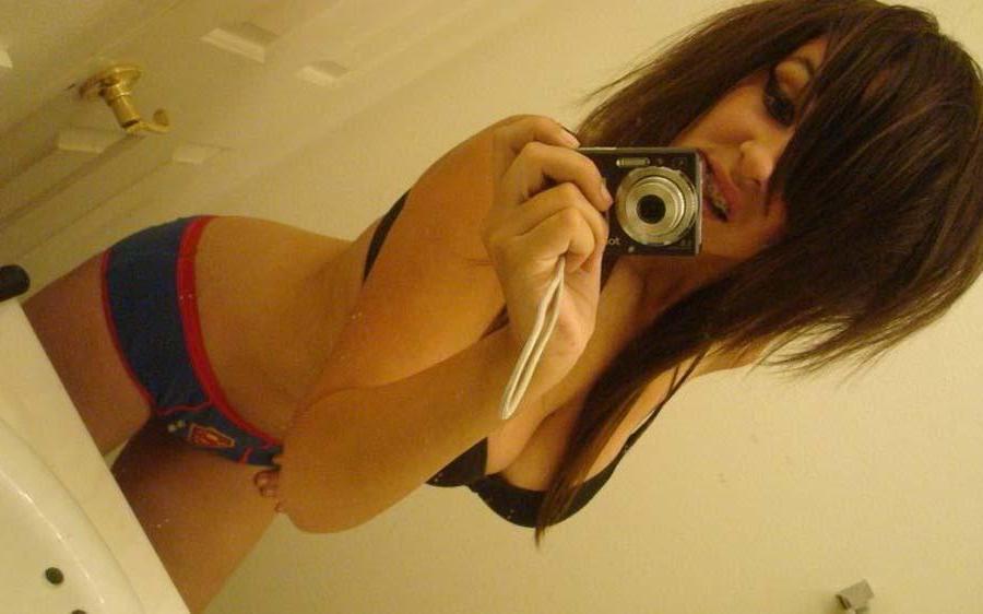 16P Pictures of a camwhoring busty sexy scene GF