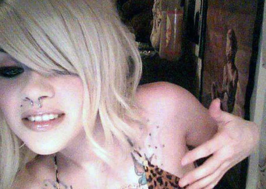 15P Pictures of gorgeous alt girlfriends showing off