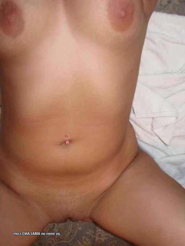 16P Pictures of a hot and busty alt girl showing her nude body