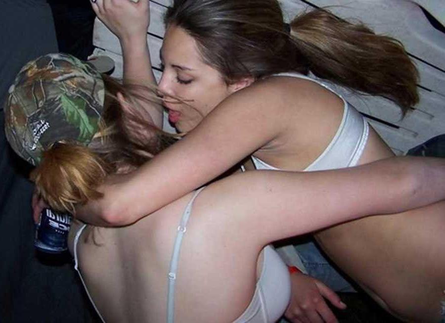 16P Pictures of drunk girlfriends experimenting