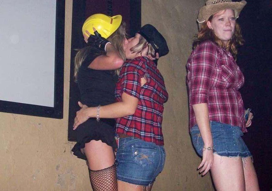 15P Pictures of college teens getting drunk and loose