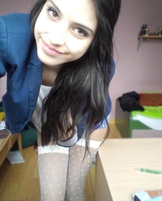 14P Gorgeous busty hottie being a tease on cam while posing