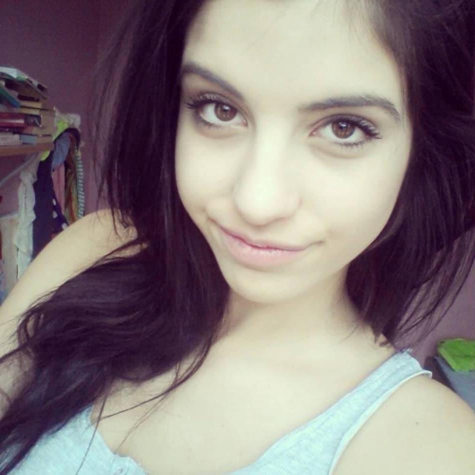 14P Gorgeous busty hottie being a tease on cam while posing