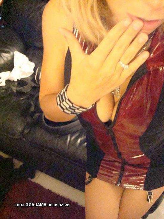 16P Blonde amateur chick self-shooting and playing dress up