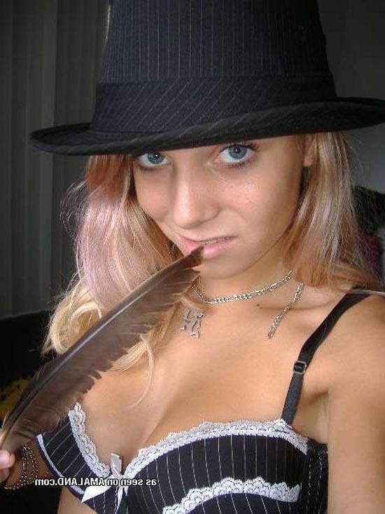 16P Blonde amateur chick self-shooting and playing dress up