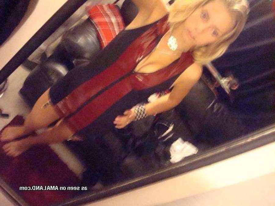 16P Blonde amateur chick self-shooting and playing dress up