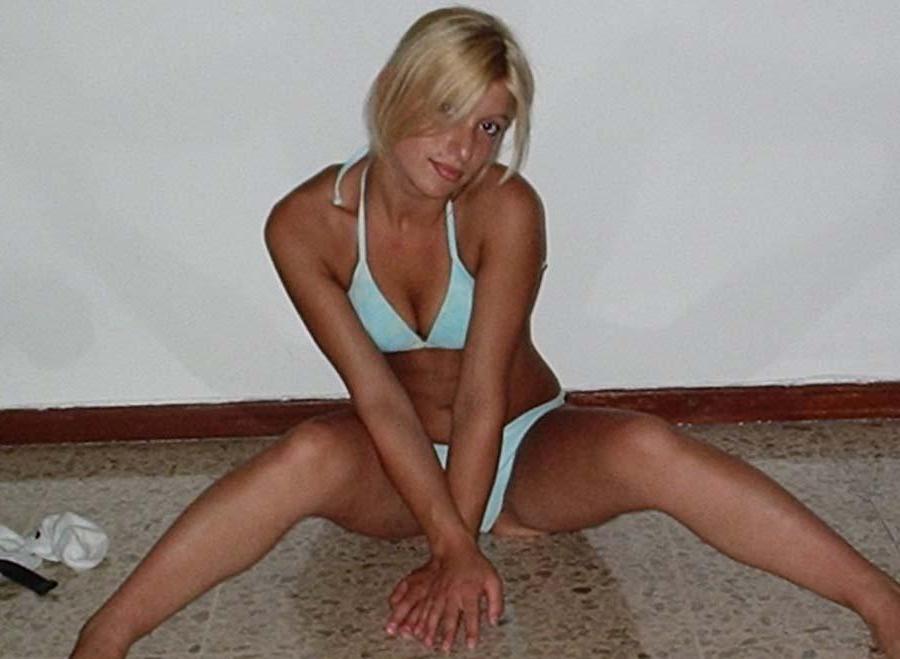 16P Picture gallery of a sexy girlfriend in her hot bikini