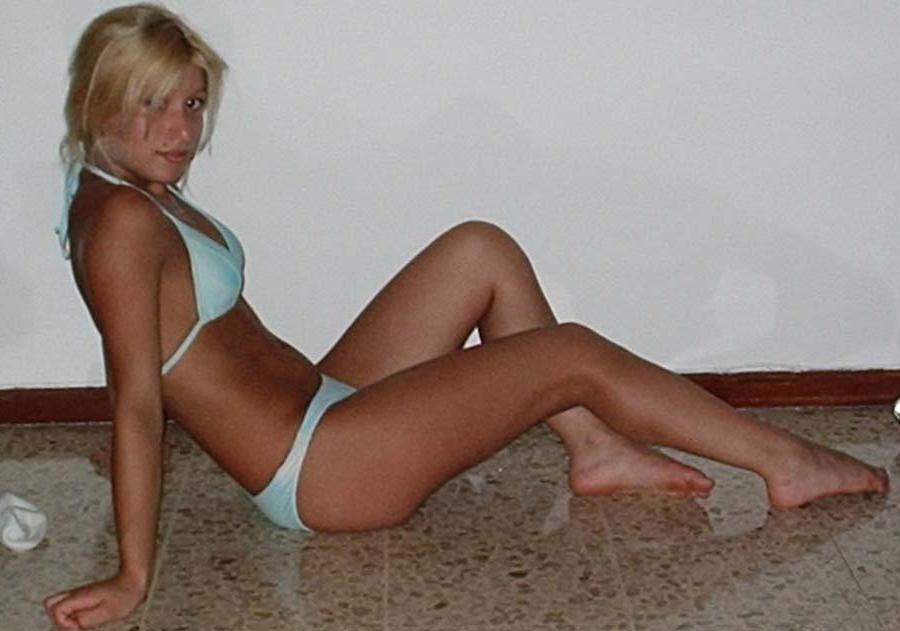 16P Picture gallery of a sexy girlfriend in her hot bikini