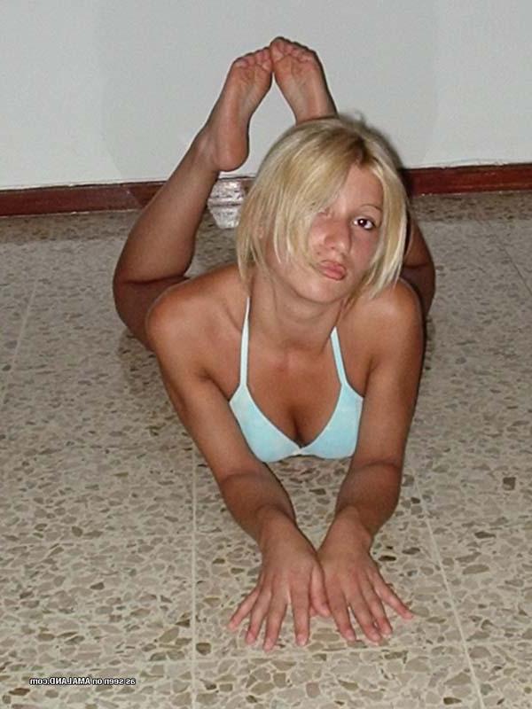 16P Picture gallery of a sexy girlfriend in her hot bikini