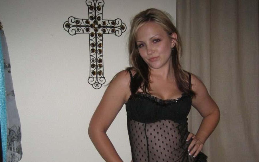 16P Pictures of a hot blonde gf showing off in lingerie