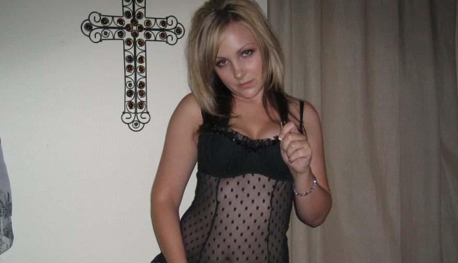 16P Pictures of a hot blonde gf showing off in lingerie