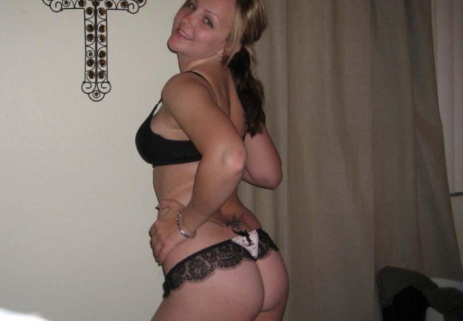 16P Pictures of a hot blonde gf showing off in lingerie