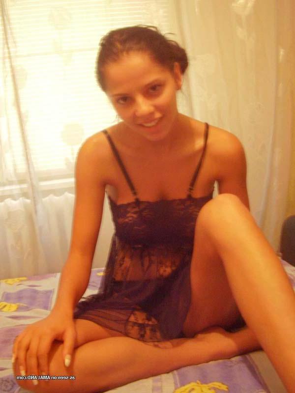 16P Pictures of an amateur hottie in sexy lingerie