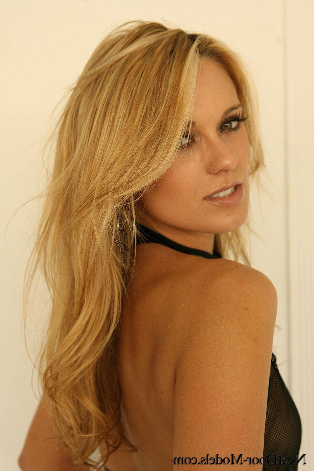 13P Pictures of a blonde model showing her hot body
