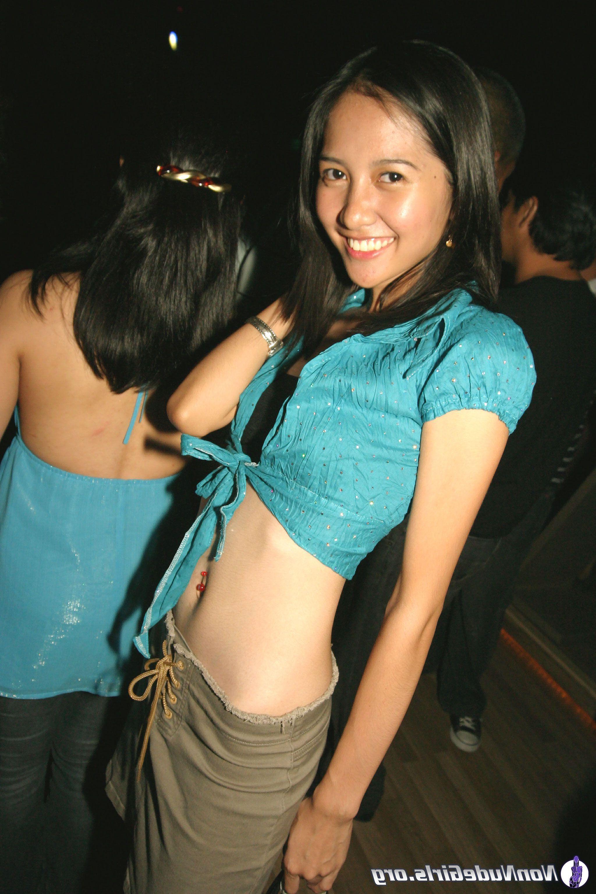 19P Pictures of naughty coeds getting drunk and loose
