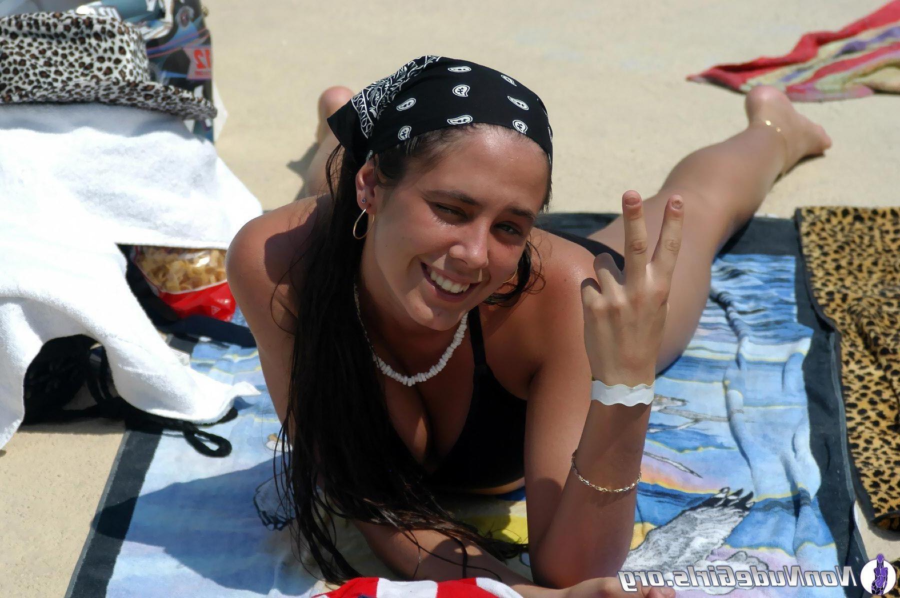20P Pictures of sexy coeds going slutty