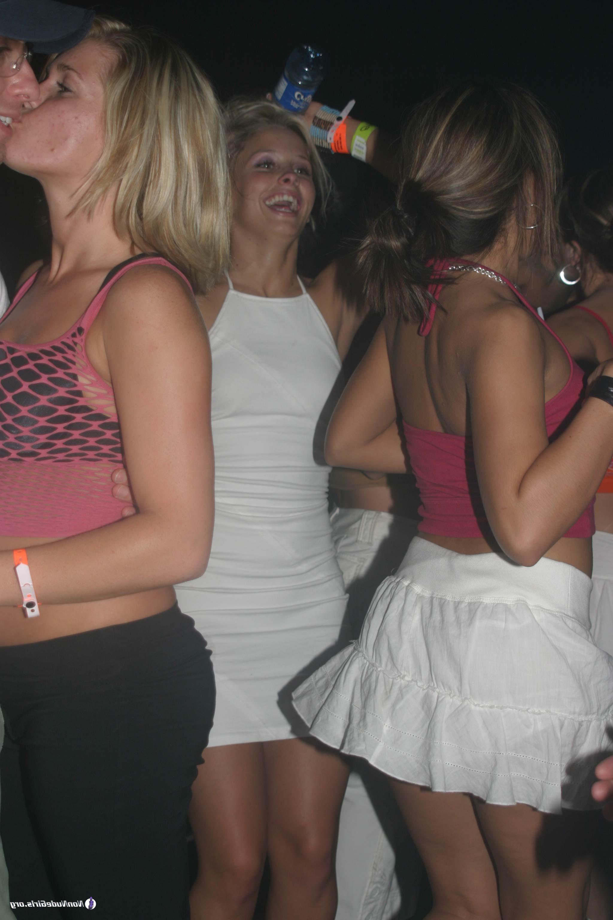 20P Bilder von betrunkenen Studentinnen, die wild werden