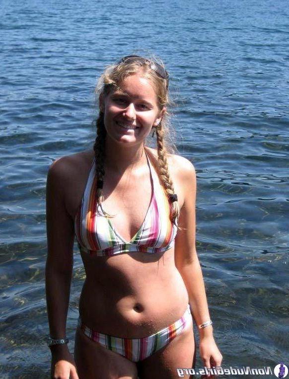 20P Pictures of sexy coeds slutting out on spring break